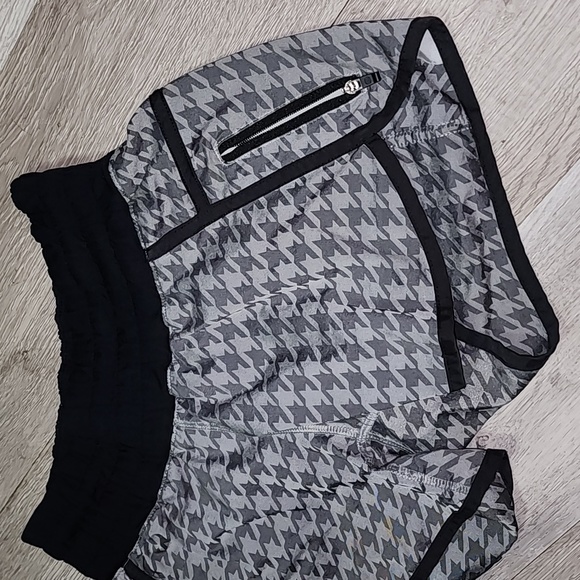Lululemon Tracker shorts size 4 - Picture 2 of 8